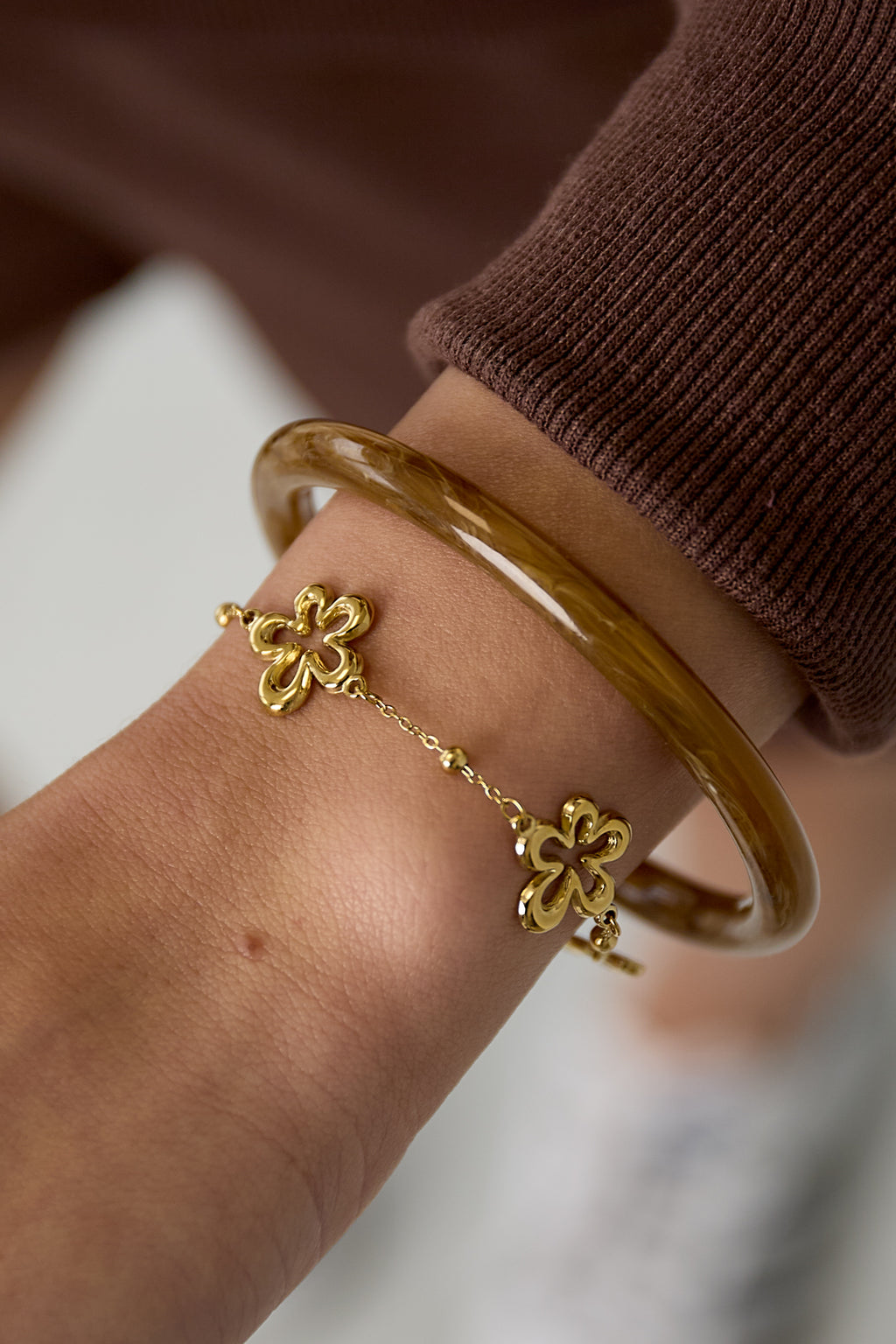 Bracelet with playful flowers in varying sizes