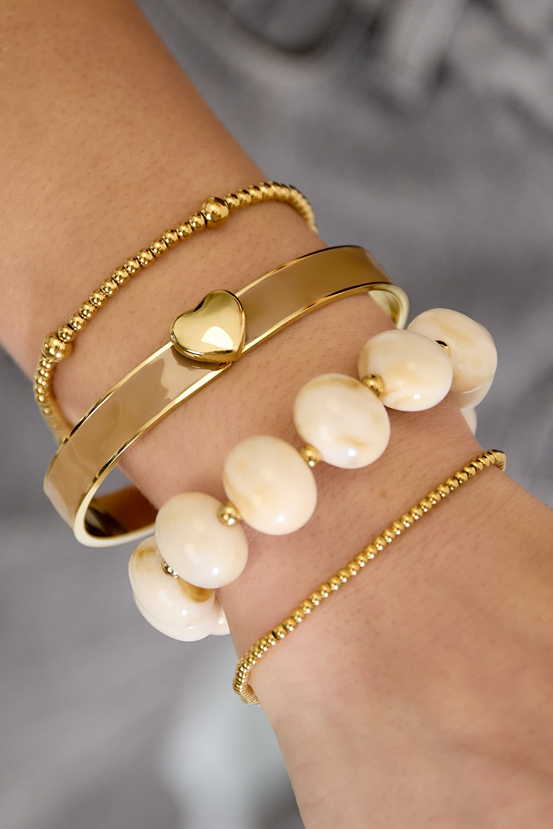 Bracelet in various colors with heart detail - 0.9 cm