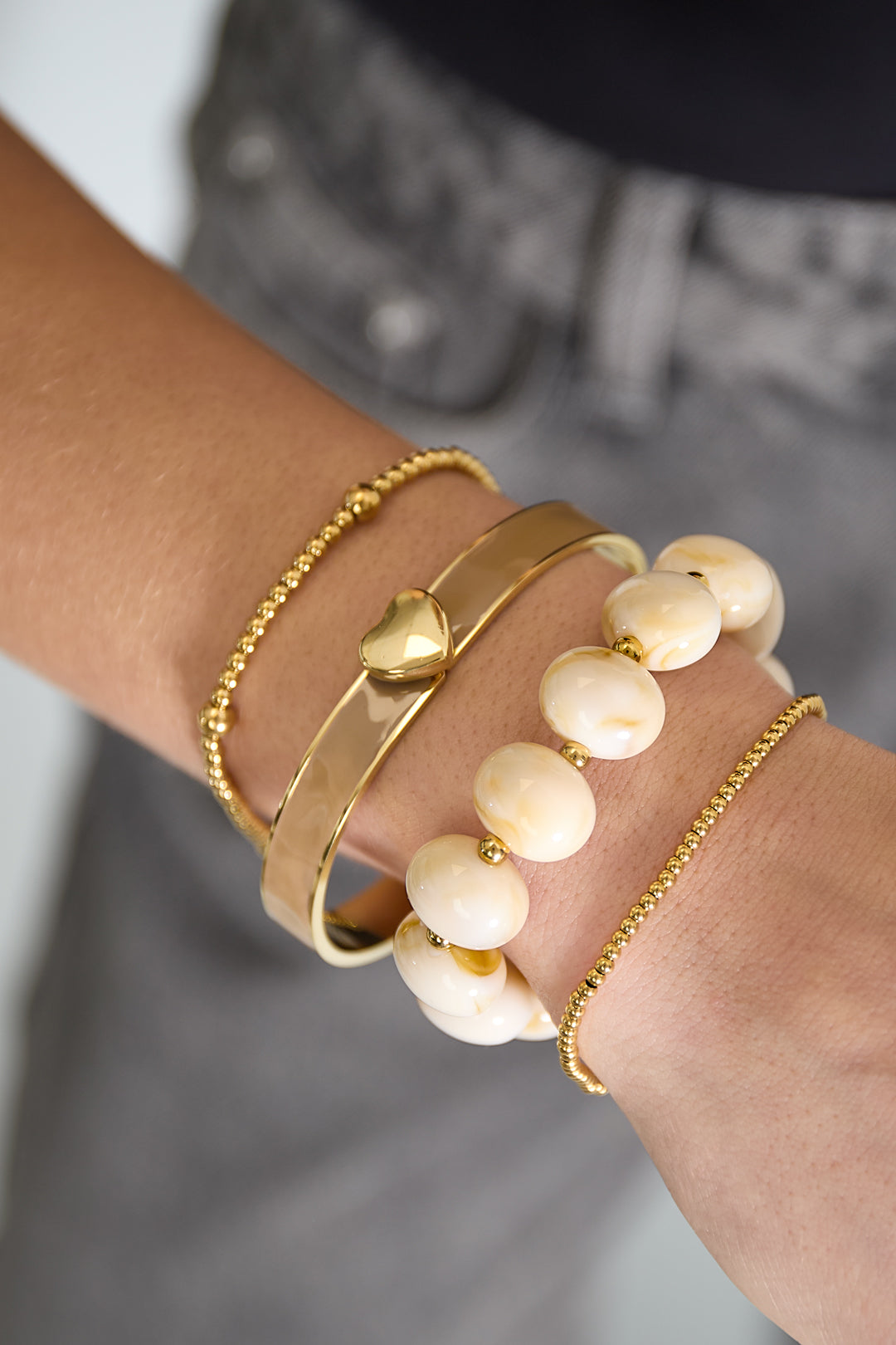 Elastic beaded bracelet with large beads