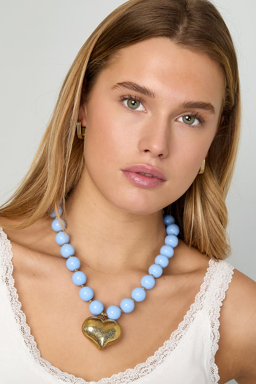 Bead necklace with hanging heart